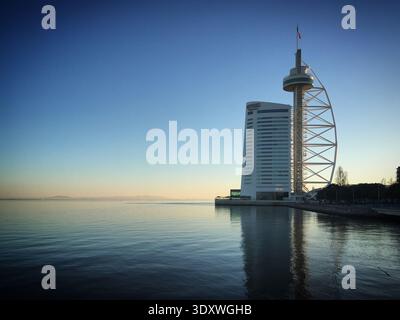 Vasco da Gama Turm im Parque das Nações bei Sonnenuntergang in Lissabon, Portugal, Dezember 2017 Stockfoto