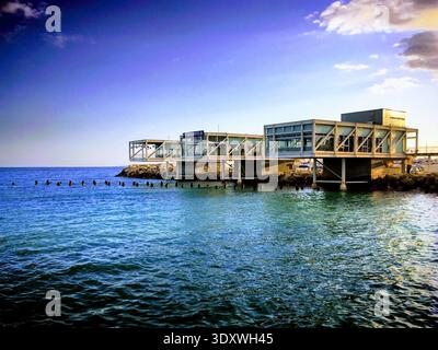 Moderne Gebäude am Pier, der sich in das Mittelmeer erstreckt, im Hafen von Limassol, Zypern, März 2019 Stockfoto