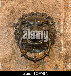 Türlöwen Eingang in Bronze mit Ring im Mund, Kathedrale von Lund, Schweden, Mai 2023 Stockfoto