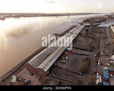 Drohnenbild, das das Straßennetz durch das Industriegebiet Brunswick Liverpool zeigt. Stockfoto
