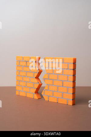 Ein Riss in der Ziegelmauer. Ein bahnbrechendes Konzept in der Problemlösung, Geheimnisse knacken. Die ersten Schritte zu Kompromiss und Versöhnung. Overcomi Stockfoto