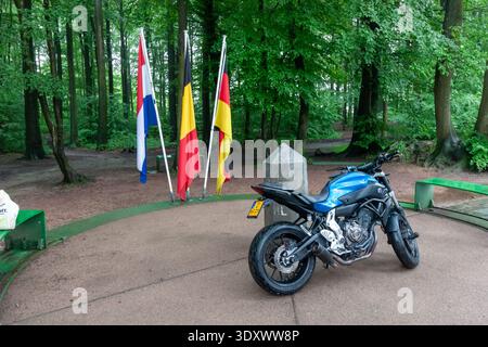 VAALS, NIEDERLANDE - 1. JUNI 2024: Der Dreiländerpunkt (Drielandenpunt) bei Aachen, wo die Grenzen zwischen den Niederlanden, Belgien und Deutschland liegen Stockfoto