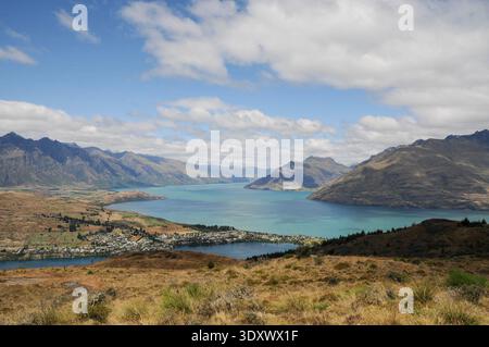Panoramablick vom Queenstown Hill über Queenstown Stadt und Lake Wakatipu mit umliegenden Bergen, Otago, Südinsel, Neuseeland. Stockfoto