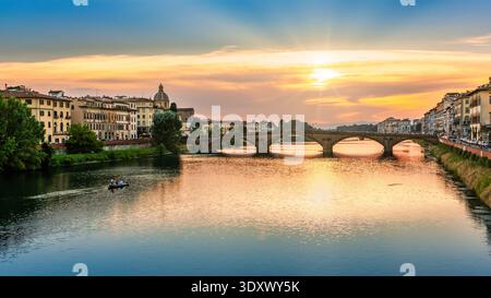 Ponte all Carraia bei Sonnenuntergang, in Florenz Italien Stockfoto
