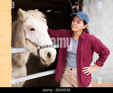 Eine Frau, die sich um Pferde kümmert Stockfoto
