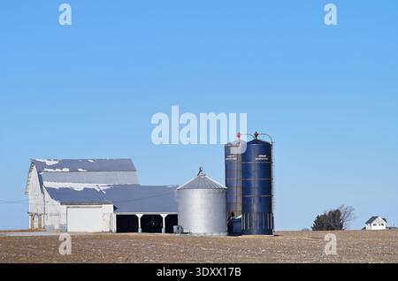 Leland, Illinois, USA. Auf einer großen Farm im Norden von Zentral-Illinois befinden sich schlafende Kulturfelder um eine Reihe von Scheunen und Speichersilos. Stockfoto