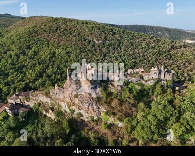 Schloss und Dorf Penne in Frankreich, auf einem Felsen Stockfoto