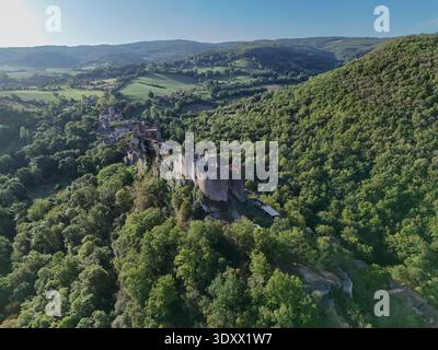 Schloss und Dorf Penne in Frankreich, auf einem Felsen Stockfoto