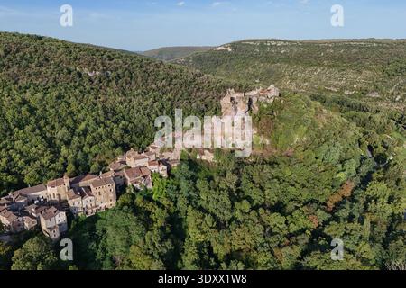 Schloss und Dorf Penne in Frankreich, auf einem Felsen Stockfoto