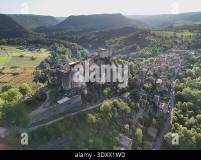 Schloss und Dorf Penne in Frankreich, auf einem Felsen Stockfoto