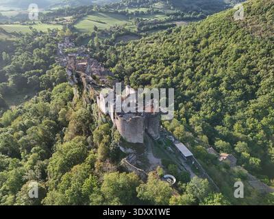 Schloss und Dorf Penne in Frankreich, auf einem Felsen Stockfoto
