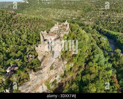 Schloss und Dorf Penne in Frankreich, auf einem Felsen Stockfoto