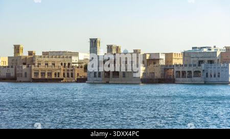 Blick auf die traditionelle Architektur im Viertel Al Seef entlang des Dubai Creek in den Vereinigten Arabischen Emiraten Stockfoto