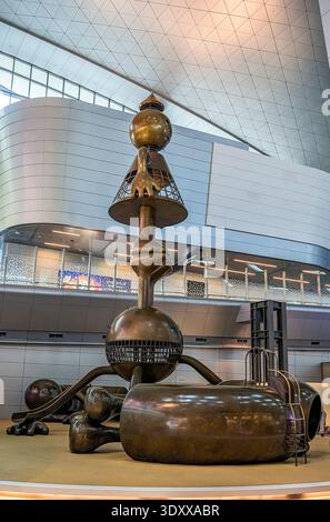 Doha, Katar, 17. März 2024. Innenansicht einer Flughafenlounge am Hamad International Airport in Doha mit einer großen Bronzeskulptur. Stockfoto