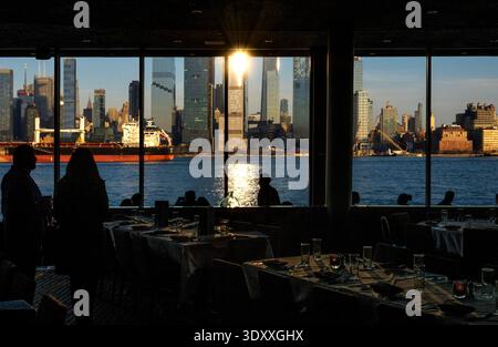 Weehawken, NJ - USA - 28. Februar 2026 atemberaubender Blick auf die Skyline von NYC von den Panoramafenstern im Chart House Restaurant On Stockfoto