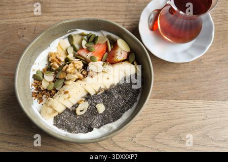 Frühstücksschale mit Joghurt und Obst im Café Stockfoto
