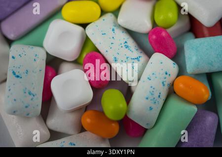 Ein Stapel von verschiedenen Kaugummistücken in verschiedenen Formen und Farben. Stockfoto