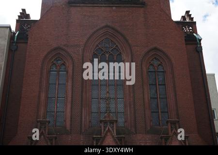 Friedenskirche, heute serbisch-orthodoxe Kirche St. Sava, neogotische Backsteinarchitektur an der Ruppiner Straße, Berlin. Stockfoto