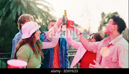 Feiern, jubeln oder Leute im Hinterhof mit Bier, Wiedersehen oder Zusammensein bei Gruppenveranstaltungen. Fröhlich, fröhlich oder Freunde zu Hause mit Tassen Stockfoto