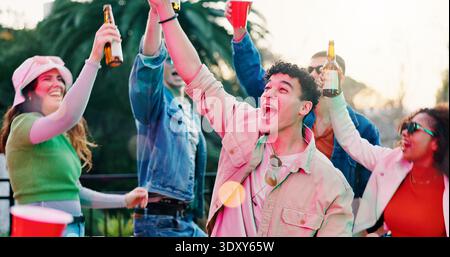 Feiern, jubeln oder Freunde im Hinterhof mit Bier, Wiedersehen oder Zusammensein bei Gruppenveranstaltungen. Glück, Spaß oder Leute zu Hause mit Tassen Stockfoto