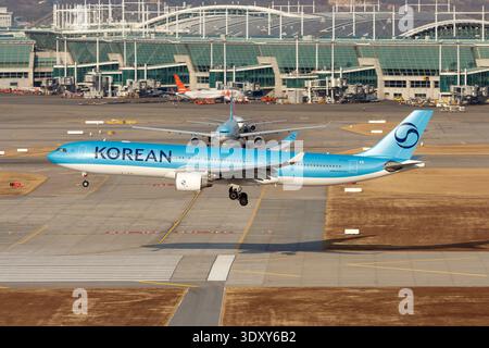 Korean Air Airbus A330-300, Registrierung HL7710, landet gerade am Incheon International Airport Stockfoto