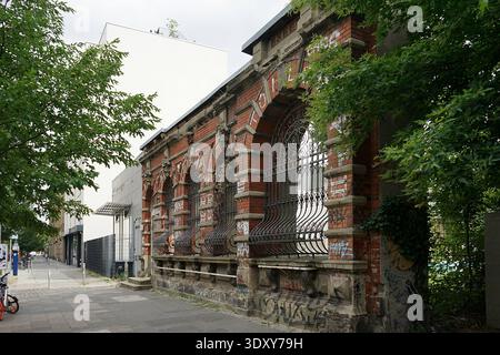 Postamt 16 Ruine, verlassene rote Backsteinpost mit kunstvollen Bögen, Königsstraße, Berlin, Deutschland, Juli 2018. Stockfoto