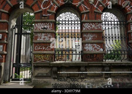 Postamt 16 Ruine, verlassene rote Backsteinpost mit kunstvollen Bögen, Königsstraße, Berlin, Deutschland, Juli 2018. Stockfoto