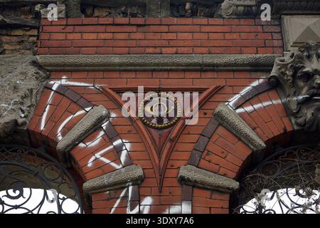 Postamt 16 Ruine, verlassene rote Backsteinpost mit kunstvollen Bögen, Königsstraße, Berlin, Deutschland, Juli 2018. Stockfoto