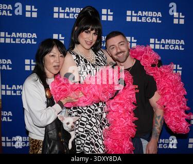 4. März 2026, Beverly Hills, Kalifornien, USA: Die US-amerikanische Stand-up-Komikerin, Schauspielerin und Musikerin MARGARET CHO, die US-amerikanische KOMIKERIN und paranormale Expertin ROZ HERNANDEZ und der US-amerikanische Schauspieler, Comedian, Sänger und Illustrator MATTEO LANE besuchen Lambda Legalâ Stand Up for Equality. (Credit Image: © Billy Bennight/ZUMA Press Wire) NUR REDAKTIONELLE VERWENDUNG! Nicht für kommerzielle ZWECKE! Stockfoto