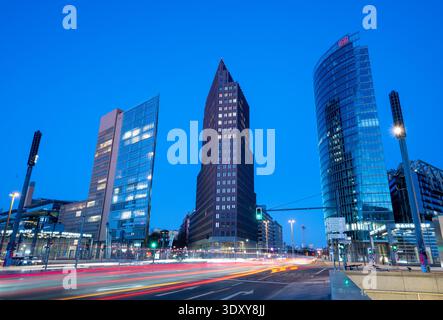Berlin, Deutschland. März 2026. In der Leipziger Straße am Potsdamer Platz herrscht ein mäßiger Verkehr. Auf dem Gelände befinden sich der (l-r) Atrium Tower (Architekt Renzo Piano), der Kollhoff Tower (Architekt Hans Kollhoff) und der BahnTower (Architekt Helmut Jahn). Quelle: Soeren Stache/dpa/Alamy Live News Stockfoto