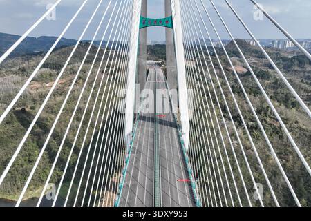 Guiyang, China. 4. März 2026. Die Luftaufnahme nahm am 4. März 2026 die Baihua Lake Bridge ein, eine wichtige Komponente des Erweiterungsprojekts für den Abschnitt Guiyang-Anshun des Shanghai-Kunming National Expressway. Die Brücke befindet sich an der Grenze zwischen dem Bezirk Guanshanhu der Stadt Guiyang und der Stadt Qingzhen in der Provinz Guizhou und überspannt den Baihua-See. Mit einer Gesamtlänge von 1.086 Metern, einer Breite des Hauptdecks von 36,5 Metern und einer Höhe des Hauptturms von 219 Metern ist sie die größte Hybrid-Träger-Single-Pylon-Seilbrücke ihrer Art in der Provinz Guizhou. Derzeit ist die Hauptstruktur o Stockfoto