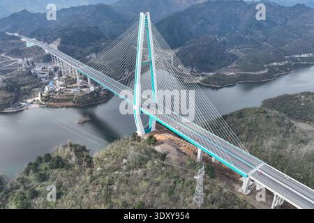 Guiyang, China. 4. März 2026. Die Luftaufnahme nahm am 4. März 2026 die Baihua Lake Bridge ein, eine wichtige Komponente des Erweiterungsprojekts für den Abschnitt Guiyang-Anshun des Shanghai-Kunming National Expressway. Die Brücke befindet sich an der Grenze zwischen dem Bezirk Guanshanhu der Stadt Guiyang und der Stadt Qingzhen in der Provinz Guizhou und überspannt den Baihua-See. Mit einer Gesamtlänge von 1.086 Metern, einer Breite des Hauptdecks von 36,5 Metern und einer Höhe des Hauptturms von 219 Metern ist sie die größte Hybrid-Träger-Single-Pylon-Seilbrücke ihrer Art in der Provinz Guizhou. Derzeit ist die Hauptstruktur o Stockfoto