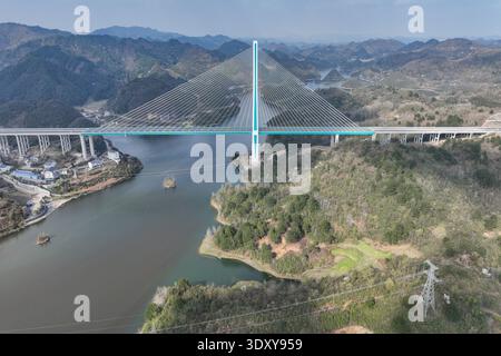 Guiyang, China. 4. März 2026. Die Luftaufnahme nahm am 4. März 2026 die Baihua Lake Bridge ein, eine wichtige Komponente des Erweiterungsprojekts für den Abschnitt Guiyang-Anshun des Shanghai-Kunming National Expressway. Die Brücke befindet sich an der Grenze zwischen dem Bezirk Guanshanhu der Stadt Guiyang und der Stadt Qingzhen in der Provinz Guizhou und überspannt den Baihua-See. Mit einer Gesamtlänge von 1.086 Metern, einer Breite des Hauptdecks von 36,5 Metern und einer Höhe des Hauptturms von 219 Metern ist sie die größte Hybrid-Träger-Single-Pylon-Seilbrücke ihrer Art in der Provinz Guizhou. Derzeit ist die Hauptstruktur o Stockfoto