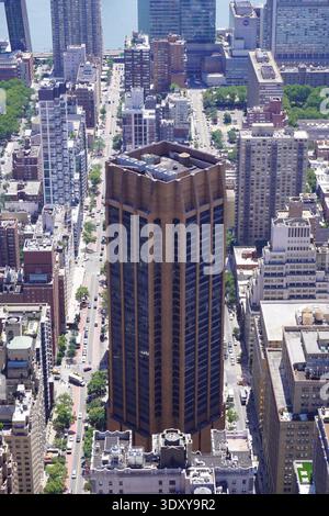 Blick auf die Wolkenkratzer und Straßen von Midtown Manhattan von der Aussichtsplattform des Empire State Building in New York City, USA Stockfoto