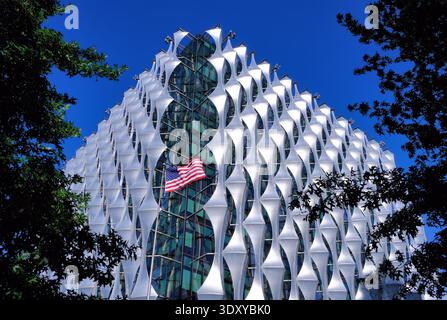 Neue US-Botschaft mit neuartiger Schattenfassade, amerikanischer Flagge und Bäumen in Nine Elms, London, England, Großbritannien Stockfoto