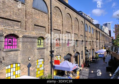 Restaurierte Industrieschuppen mit Imbissgeschäften in Coal Drops Yard, Stable Street, Kings Cross, London, England, UK Stockfoto