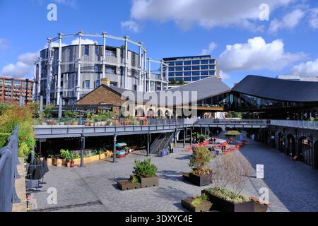 Alte Gasbesitzer und Industrieschuppen mit Wohnungen, Geschäften und Restaurants in Coal Drops Yard, Stable Street, Kings Cross, London, England Stockfoto