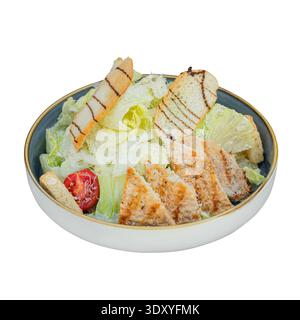 Klassischer Caesar-Salat mit Huhn, Croutons, Parmesankäse und Salat auf einem Teller. Isoliert auf weißem Hintergrund, Draufsicht. Stockfoto