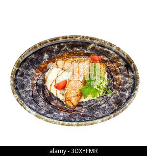 Rotes Fischfilet (Lachs) mit weißer Sauce auf einem Teller. Isoliert auf weißem Hintergrund, Draufsicht. Stockfoto