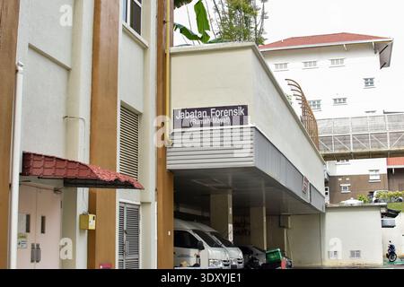 Putrajaya, Malaysia - 15. November 2025: Gebäude der Forensischen Abteilung in Malaysia mit der Beschilderung Jabatan Forensik Rumah Mayat, die auf Leichenbeschaffenheit hinweist Stockfoto