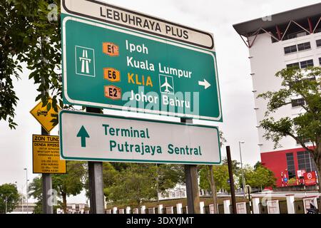 Putrajaya, Malaysia - 15. November 2025: PLUS Wegweiser auf der Autobahn mit Routen nach Ipoh, Kuala Lumpur, Johor Bahru, KLIA, Putrajaya Sentral, WIT Stockfoto