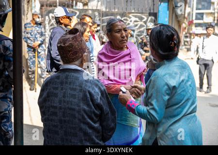 Kathmandu, Nepal, 5. März 2026: Die Wähler sprechen vor einem Wahllokal in Kathmandu, während sie sich auf die Stimmabgabe während der Parlamentswahlen in Nepal vorbereiten. Die Bewohner warten außerhalb des Wahlortes, während die Wahlbeamten die Wählerdaten vor der Wahl überprüfen. Die Abstimmung erfolgt nach landesweiten Protesten im September 2025, die den Rücktritt der vorherigen Regierung und die Auflösung des parlaments zwangen. Stockfoto