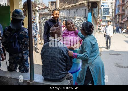 Kathmandu, Nepal, 5. März 2026: Eine freundliche Begrüßung zwischen Wählern vor einem Wahllokal in Kathmandu, während sie sich auf die Stimmabgabe während der Parlamentswahlen in Nepal vorbereiten. Die Bewohner warten außerhalb des Wahlortes, während die Wahlbeamten die Wählerdaten vor der Wahl überprüfen. Die Abstimmung erfolgt nach landesweiten Protesten im September 2025, die den Rücktritt der vorherigen Regierung und die Auflösung des parlaments zwangen. Stockfoto