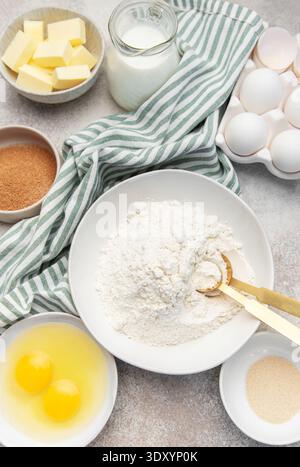 Auswahl an Backzutaten einschließlich Mehl, Eier, Butter, Milch, Zucker, und Hefe Stockfoto
