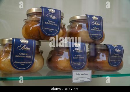 Stohrer Baba au Rhum Gläser. Nizza, Frankreich. Ausstellung von Rum-Baba-Gebäck aus der ältesten Konditorei von Paris, gegründet 1730, hinter Glas. Stockfoto
