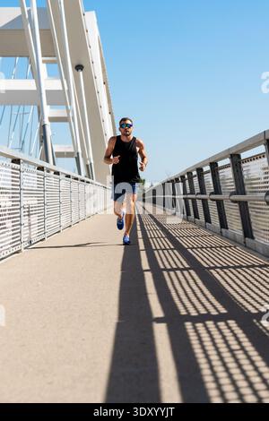 Porträt eines Läufers in voller Länge während des Workouts im Freien in der Stadt. Stockfoto