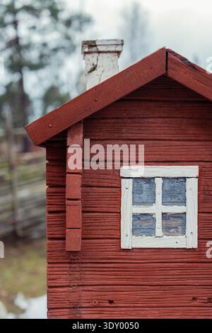Rote Holzkabine Mit Weißem Fenster. Stockfoto