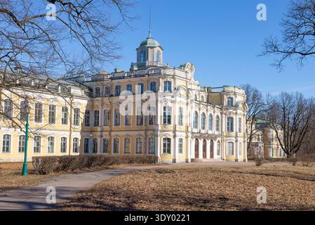 PETRODVORETS, RUSSLAND - 23. MÄRZ 2020: Landpalast auf dem Anwesen Znamenka an einem sonnigen Märztag. Viertel von St. Petersburg Stockfoto