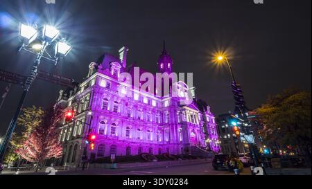 Das Rathaus von Montreal leuchtet nachts in violetten Lichtern im historischen Viertel von Old Montreal, Kanada Stockfoto