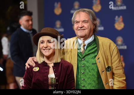 Helmut MARKWORT mit Ehefrau Patricia RIEKEL Salvator Starkbier Probe 2026 auf dem Nockherberg in München am 04.03.2026, *** Helmut MARKWORT mit seiner Frau Patricia RIEKEL Salvator Starkbier Probe 2026 am 04.03.2026, Stockfoto